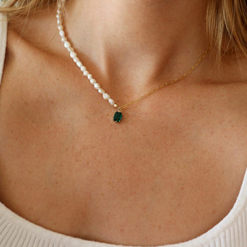 Perlový náhrdelník se smaragdovým broušeným sklem